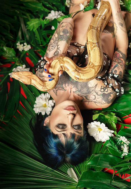 zoe cox art model photos