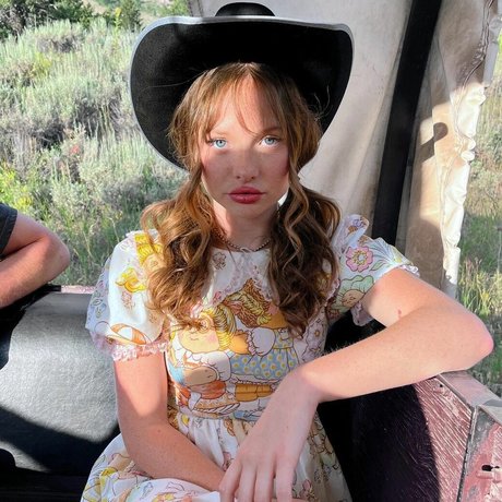 Zoe Colletti model hd pictures