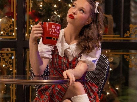 Zoe Colletti star hot img