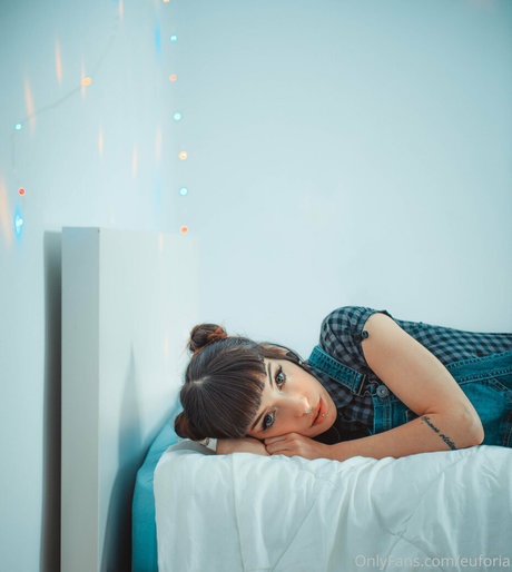euforia model naked photo