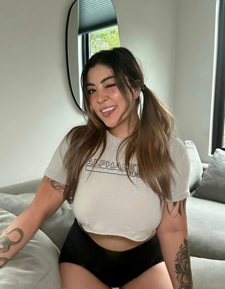 ashlynniswrong model pictures