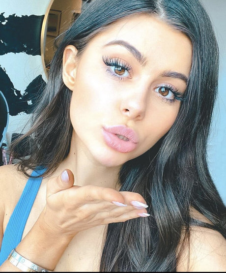 Azzyland pretty model image