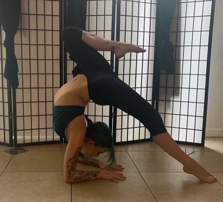 blackheartburlesque erotic actress img