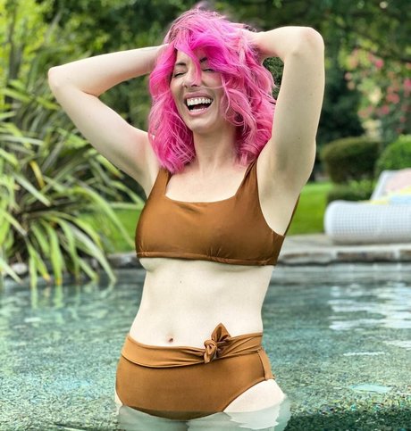 Whitney Cummings sexy star pic