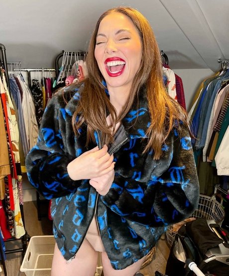 Whitney Cummings model sexy picture