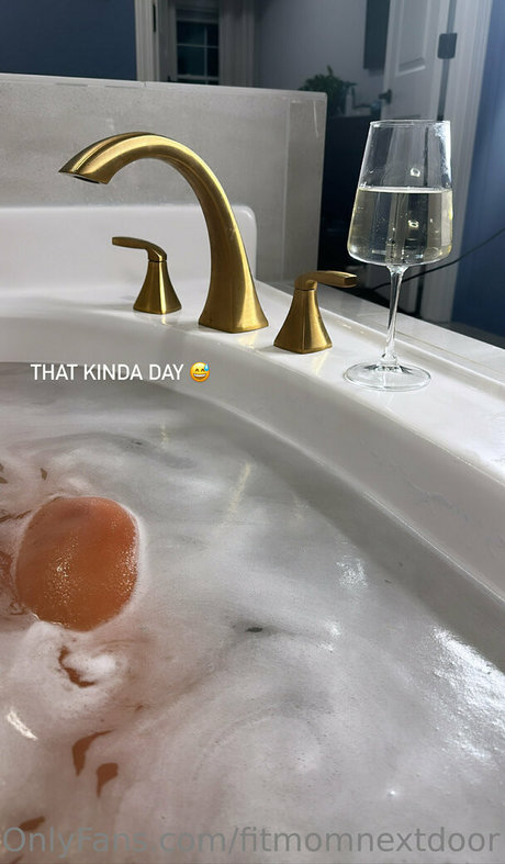 fitmomnextdoor hd model photo