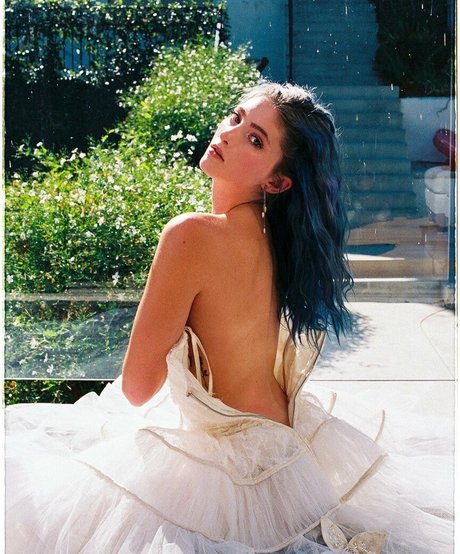 Willow Shields model adult picture