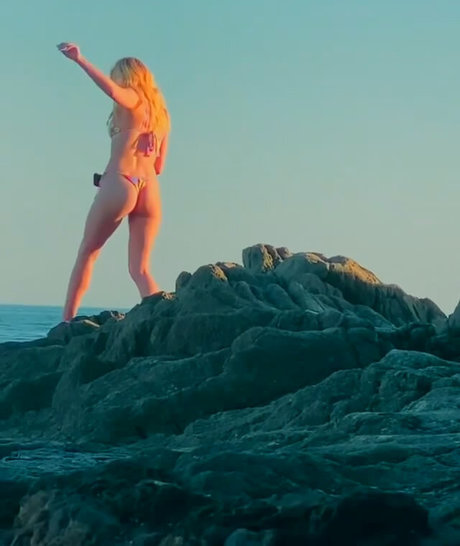 Willow Shields hot star img