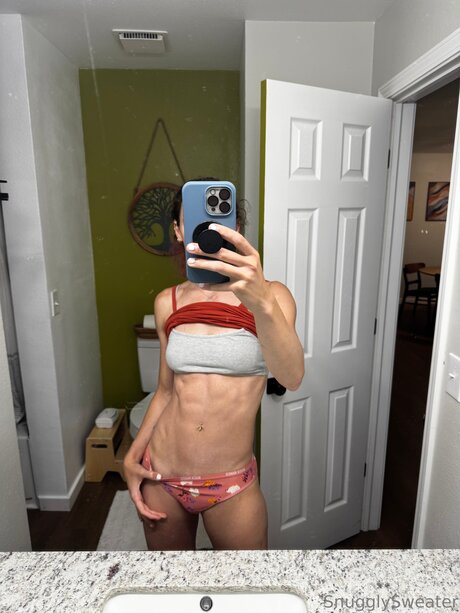 Snugglysweaterof nude model photo