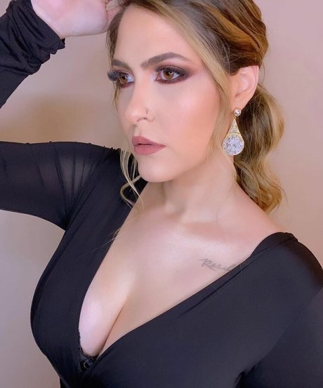 Nahzinhaa model perfect gallery