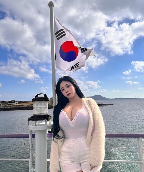 Jung Hye Bin erotic star photos