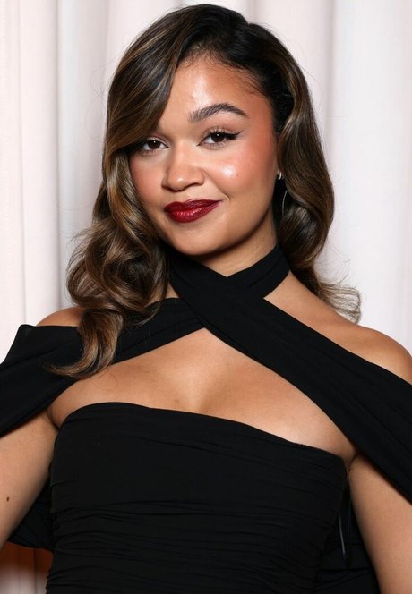 Madison Bailey hot actress images