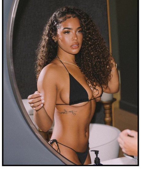 Malaika Terry adult model pic