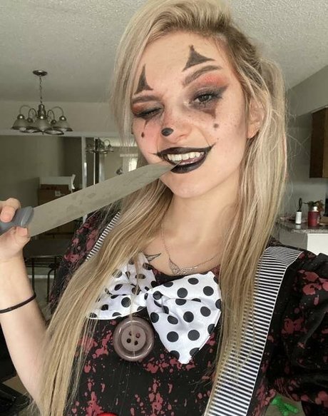 Busy B ASMR model sex picture