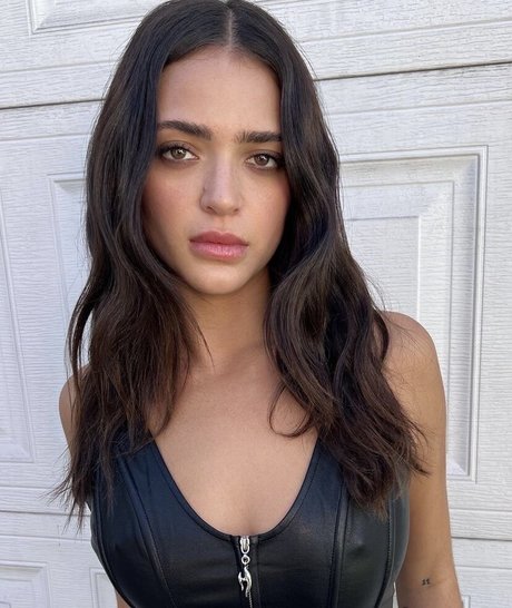 Luna Blaise pretty actress pictures