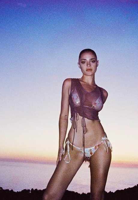 Luna Blaise model free pictures