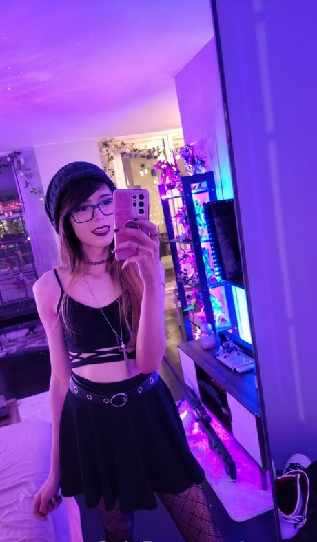 Mstess model art galleries