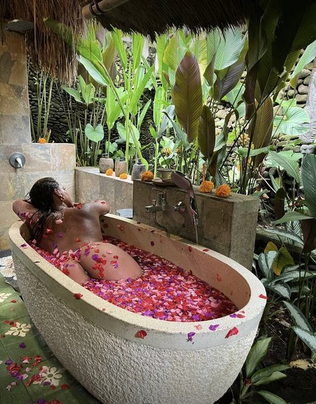 Alanna Pow model high quality img