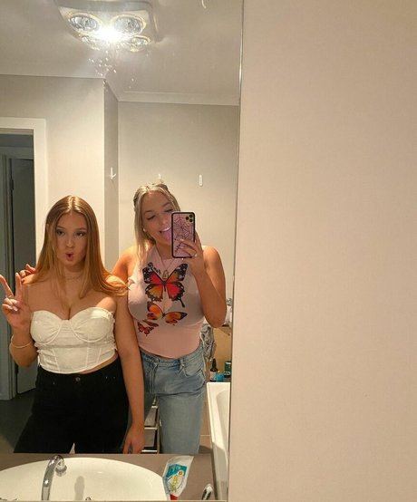 Alanna Pow art model photo