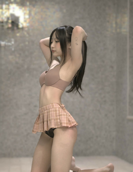 Awwni model nude pic