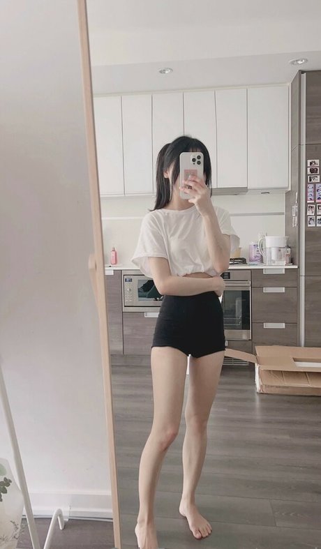 Awwni model nudes image