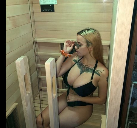 suzizvonar naked star img