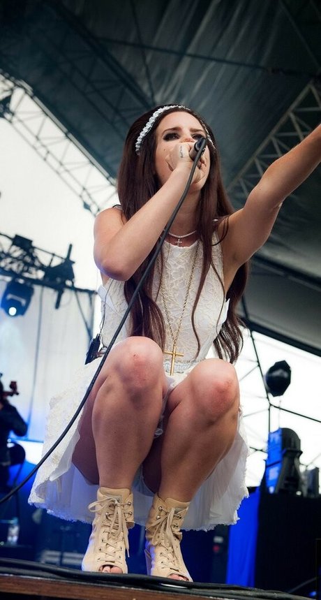 Lana Del Rey naked model pics