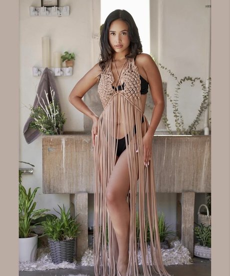 Emily Tosta pornographic model picture