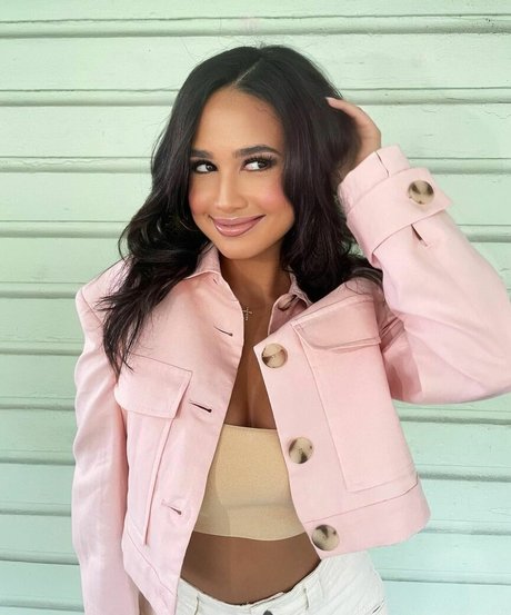 Emily Tosta pretty star photo