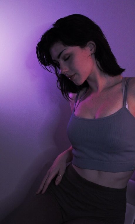 ValiantFox nude actress pictures