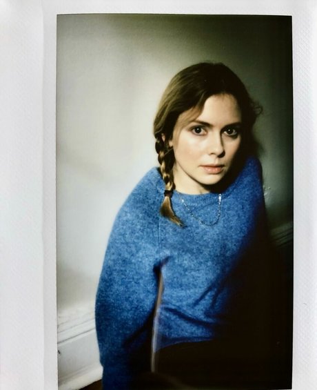 Rose McIver exclusive star img