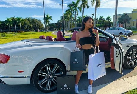 Aneeqa Farid hot star image