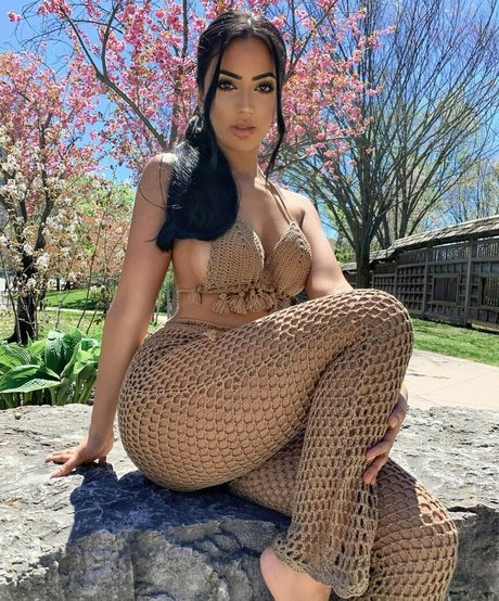 Aneeqa Farid porn model gallery