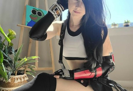 Kimmee model sexy photo