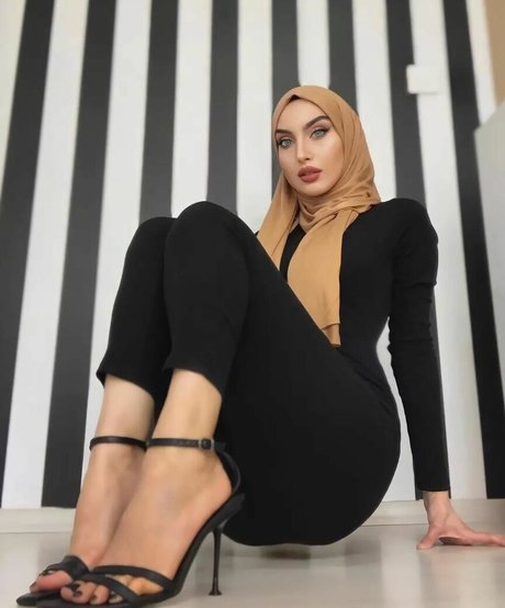 sariikubraa pornographic model picture