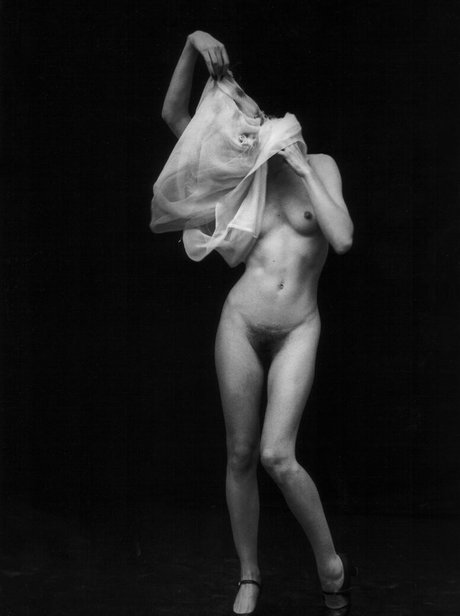 Milla Jovovich naked actress picture