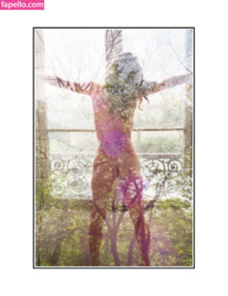 Milla Jovovich model adult images