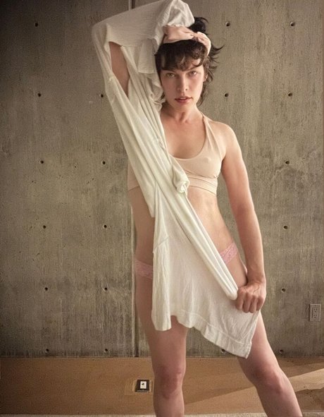 Milla Jovovich free model galleries