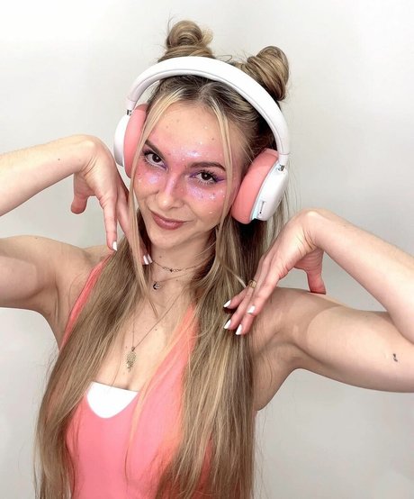 skinny brunette onlyfans erotic img