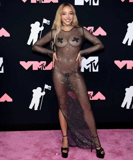 Tinashe model perfect img