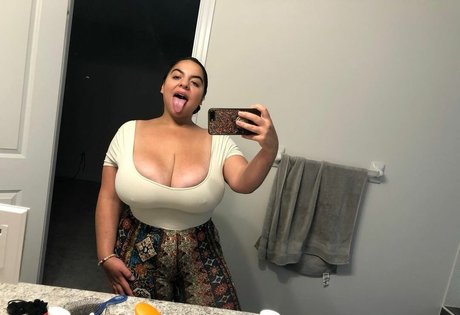 iloveteniah model nude pics