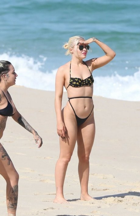 Luisa Sonza model art gallery