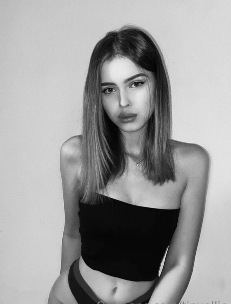 tinyellie porn star gallery