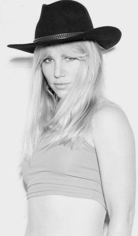 Yana Gold model adult pics