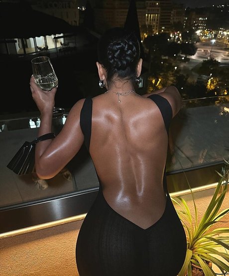 Natseleen model naked img