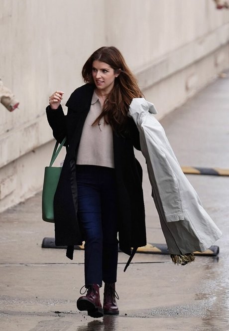 Anna Kendrick model naked photo