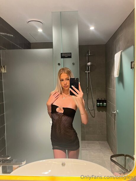 Omglexi naked model photo