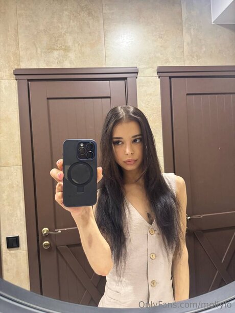 Mollylo model high quality image