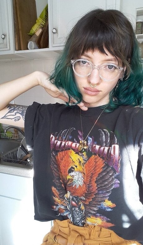 Pleasequietdown nude model picture