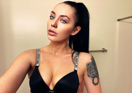 Deavanclegg1 top model pic